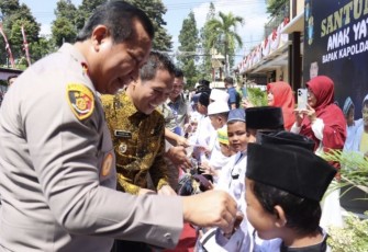Kapolda Jatim Irjen Pol Toni Harmanto saat memberikan santunan anak yatim di Polres Lumajang, Kamis (24/8)