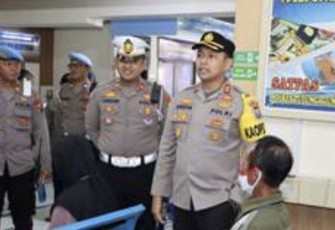 Kapolres Tulungagung AKBP Teuku Arsya Khadafi saat sidak pelayanan satpas, Kamis (24/8)