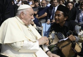 Deni bersalaman dengan Paus Fransiskus