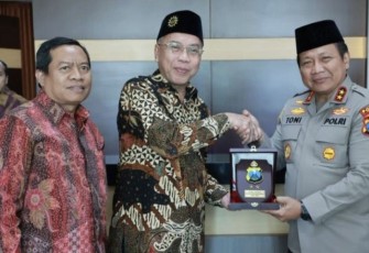 Kapolda Jatim Irjen Pol Toni Harmanto saat menerima cenderamata dari Pimpinan Wilayah Muhammadiyah Jatim, Rabu (30/8)