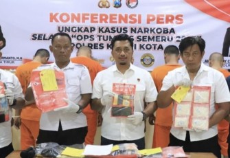 Kasat Narkoba Polres Kediri Kota AKP Ipung saat konferensi pers, Kamis (31/8)