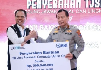 Kapolda Jatim Irjen Pol Toni Harmanto saat menerima CSR dari Bank BRI di Surabaya, Jum'at (1/9)