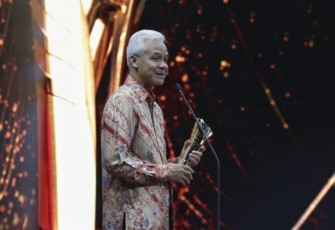 Ganjar Pranowo saat menerima penghargaan Indonesia Award 2023 di Jakarta, Kamis (31/8)