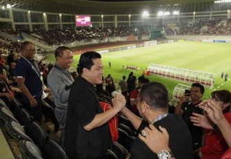 Ketum PSSI Erick Thohir menyaksikan laga Kualifikasi Piala AFC U-23 di Stadion Manahan Solo, Sabtu (9/9)