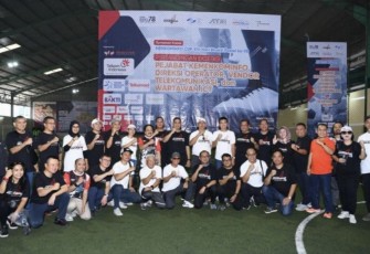 Para pejabat Kementerian Kominfo, Direksi Operator, Vendor Telekomunikasi, Wartawan ICT, dan Sivitas Kementerian Kominfo pada Turnamen Futsal Hari Bhakti Postel ke-78 memperebutkan Piala Menkominfo XIV yang bertemakan “Dengan Semangat Olahraga, Mari Kita Majukan Industri Telekomunikasi Indonesia”, di Grand Futsal Kuningan Jakarta, Sabtu (09/09/2023)