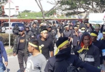 Ilustrasi massa saat pengosongan lahan di Pulau Rempang, Kepulauan Riau