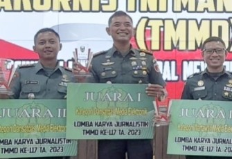 Dandim 1507/Saumlaki Letkol Inf Hendra Suryaningrat saat menerima trophy juara 1 Katagori Media Elektronik di Mabesad Jakarta, Selasa (12/9)