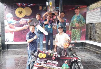 Danyonarhanud 2 Kostrad Letkol Arh Luthfi Novriadi (baju crem) foto bersama juara umum menembak Pasmar 2 di Malang, Minggu (17/9)
