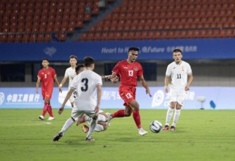 Tim U-24 Indonesia saat berhadapan dengan Kirgistan, di Zhejiang Normal University East Stadium Jinhua China, Selasa (19/9)