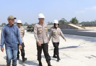 Kapolres Malang AKBP Putu Kholis Aryana saat meninjau lokasi pembangunan Satpas SIM, Selasa (19/9)