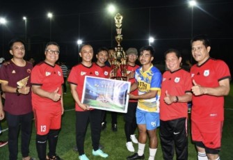 Pj Gubernur Sulbar Prof Zudan Arif Fakrulloh saat memberikan hadiah dama turnamen mini soccer, Rabu (20/9)