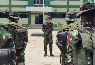 Dansatgas TMMD ke 118 Kodim 0902/Berau Letkol Inf Dony Fatra saat memberikan pengarahan anggota satgas