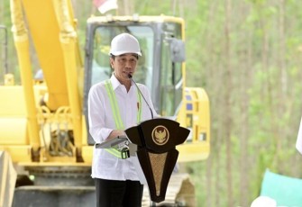 Presiden Joko Widodo saat memberikan sambutan dalam acara groundbreaking pusat pelatihan nasional PSSI di Kabupaten Penajam Paser Utara, Kalimantan Timur, Jum'at (22/9) 