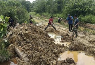 Penggalian saluran jaringan air bersih di lokasi TMMD 