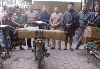 Pelaku ilegal logging beserta barang bukti saat diamankan polisi, Jum'at (29/9)