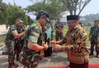 Ketua Tim Wasev TMMD ke 118 Letjen TNI I Nyoman Cantiasa, SE., M.Tr. (Han) saat disambut Wakil Bupati Kabupaten Berau H. Gamalis, SE., Senin (2/10)
