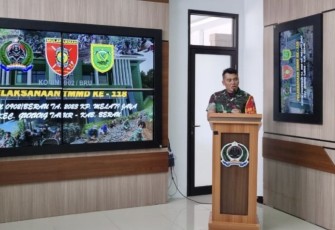 Dandim 0902/Berau Letkol Inf Dony Fatra saat memberikan paparan pelaksanaan TMMD ke 118, Senin (2/10)