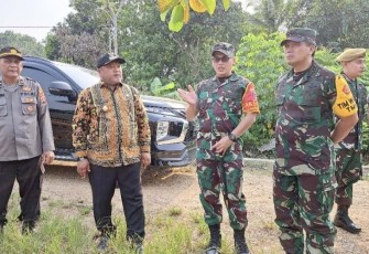 Dandim 0902/Berau Letkol Inf Dony Fatra saat memberikan paparan kepada Ketua Tim Wasev TNI AD di lokasi TMMD ke 118 Kampung Melati Jaya, Kabupaten Berau, Senin (2/10)