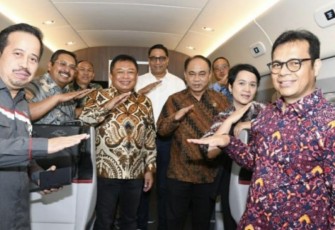 Menkominfo Budi Arie Setiadi bersama jajaran saat mencoba KCJB, Selasa (3/10)