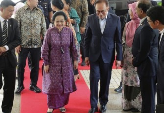 Megawati Soekarnoputri saat disambut PM Malaysia Anwar Ibrahim di Kuala Lumpur, Selasa (3/10)