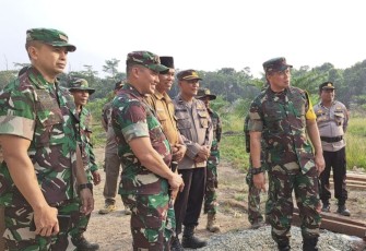 Ketua Tim Wasev TMMD ke 118 Letjen TNI I Nyoman Cantiasa, SE., M.Tr. (Han) saat meninjau lokasi sasaran fisik TMMD ke 118 Kodim Berau, Senin (2/10)
