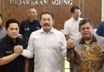 Menteri BUMN Erick Thohir melaporkan dana pensiun BUMN bermasalah kepada Jaksa Agung ST Burhanuddin di Kejaksaan Agung, Jakarta, Selasa (3/10/2023)