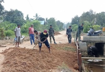 Peningkatan badan jalan di kampung Melati Jaya Kabupaten Berau