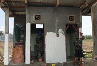 Pembangunan MCK warga di lokasi TMMD 