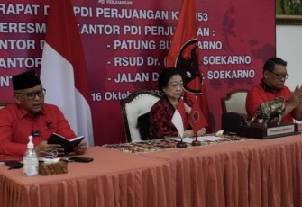 Megawati Soekarnoputri saat memberikan sambutan dalam peresmian 27 Gedung Partai baru, rumah sakit, patung dan jalan Ir. Soekarno secara daring, di Jakarta , Senin (16/10)