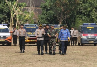 Dandim 0803/Madiun Letkol Inf Meina Helmi saat pengecekan pasukan apel pengamanan pemilu, Selasa (17/10)