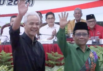 Ganjar Pranowo bersama Mahfud MD di DPP PDIP Jalan Diponegoro Menteng, Jakarta Pusat, Rabu (18/10)