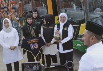 Gubernur Jatim Khofifah Indar Parawansa saat launching bus trans Jatim Koridor III, Rabu (18/10)
