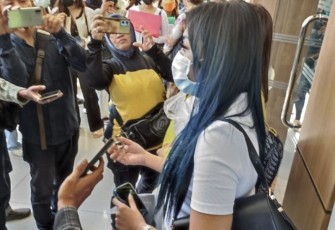 DJ Tessa Morena saat memberikan keterangan pers di mapolda Jatim, Kamis (19/10)