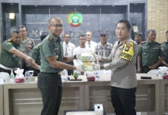 Dandim 0317/TBK Letkol Inf Budi Damanik saat menyerahkan barang bukti 2 Kg Sabu