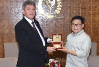 Wakil Ketua DPR RI Abdul Muhaimin Iskandar bertukar cinderamata Dubes Palestina di Gedung Nusantara III DPR RI, Senayan, Jakarta, Senin (23/10/23).