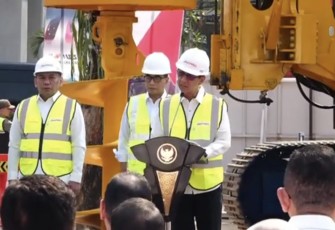 Pj Gubernur DKI Jakarta Heru Budi Hartono saat groundbreaking LRT Jakarta fase 1B di Jakarta, Senin (30/10)