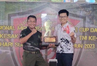 Pangdivif 2 Kostrad Mayjen TNI Haryanto saat menyerahkan piala bergilir Pangdivif 2 Cup 2023, Minggu (12/11)