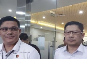 Direktur Reserse Kriminal Khusus (Dirreskrimsus) Polda Metro Jaya Kombes Pol. Ade Safri Simanjuntak (kiri) didampingi Wakil Direktur Tindak Pidana Korupsi Bareskrim Polri Kombes Pol. Arief Adiharsa di Jakarta, Kamis (16/11)