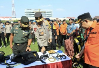 Kapolda Jatim Irjen Pol Imam Sugianto saat pengecekan alat penanggulangan bencana, Selasa (21/11)