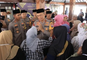 Kapolda Jatim Irjen Pol Imam Sugianto bersama keluarga korban tragedi Kanjuruhan di Kota Batu, Kamis (23/11)