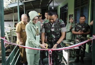 Dandim 0906/Kkr Letkol Inf Jeffry Satria saat meresmikan mess Babinsa, Jum'at (24/11)