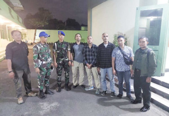 Oknum TNI terlibat penyerangan kantor Satpol PP Denpasar saat diamankan Tim Intel Kodam IX/Udayana, Senin (27/11)