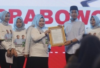 Pergerakan Perempuan Muda Nahdliyin (Perdana) mendeklarasikan dukungan kepada pasangan calon presiden dan wakil presiden nomor urut dua, Prabowo Subianto - Gibran Rakabuming Raka di Jakarta, Rabu (6/12/23)