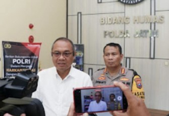 Kabid Labfor Polda Jatim Kombes Pol Sodiq Pratomo didampingi Kabid Humas Polda Jatim Kombes Pol Dirmanto saat memberikan keterangan pers, Selasa (12/12)