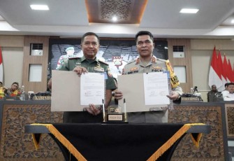 Pangdam IX Udayana Mayjen TNI Harfendi bersama Kapolda Bali Irjen Pol Ida Bagus Kd Putra Narendra, Rabu (13/12)