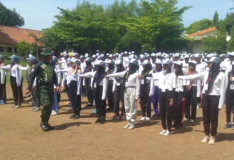 Babinsa memberikan materi baris berbaris kepada siswa SMKN 2 Pati
