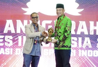 Kepala Biro HDI Setjen Kemenag Akhmad Fauzin mewakili Kemenag menerima ATI 2023 di Kota Malang, Minggu (17/12/23).