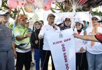 Pj Gubernur Sulbar Prof Zudan Arif Fakrulloh saat kick off CFD di arteri Mamuju, Minggu (17/12)