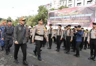 Pj Gubernur Sulbar Prof Zudan Arif Fakrulloh saat inspeksi pasukan pengamanan Nataru 2024