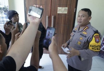 Kabid Humas Polda Jatim Kombes Dirmanto saat memberikan keterangan pers 